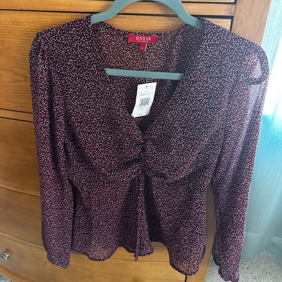 Guess NWT women’s S plunge neck, gathered front print blouse, light material - Picture 3 of 4